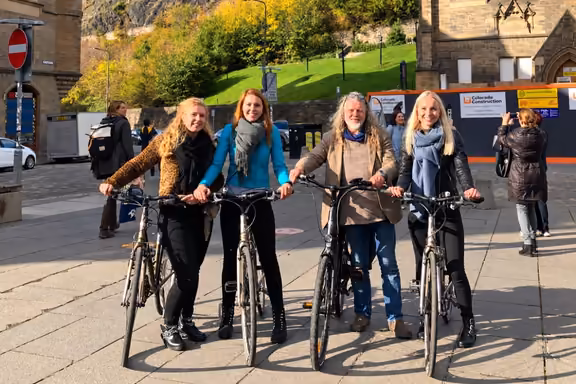 Grupo con sus bicicletas eléctricas listo para empezar el tour por Edimburgo