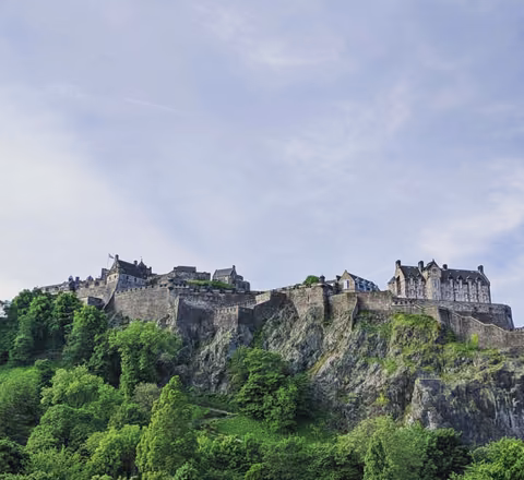 El castillo de Edimburgo sobre los árboles de los jardines de Princes Street