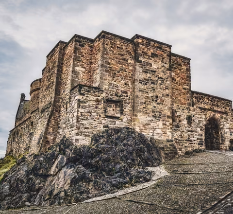 Murallas medievales del castillo de Edimburgo sobre la roca volcánica