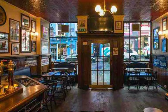 El interior del tradicional Bow Bar