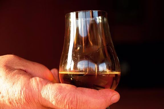 Un whisky escocés en la mano