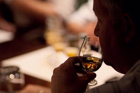 Oliendo un whisky antes de probarlo