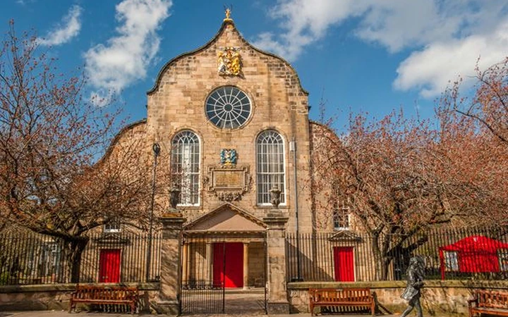 Iglesia de Canongate en la Royal Mile