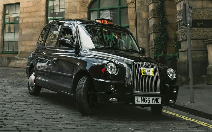 Un taxi noir à Édimbourg