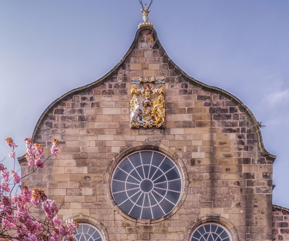 Placa sobre la construcción de la Iglesia de Canongate