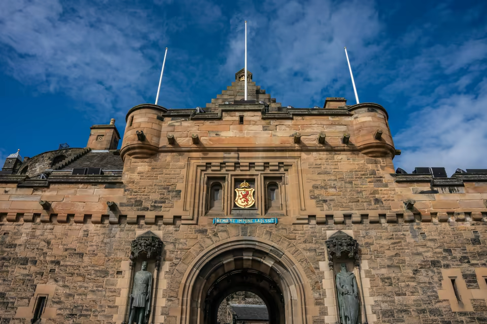 Puerta del Castillo de Edimburgo con las estatuas de William Wallace y Robert Bruce