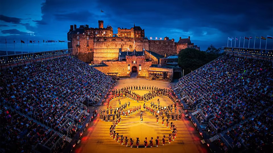 El Royal Edinburgh Military Tattoo en la explanada del Castillo