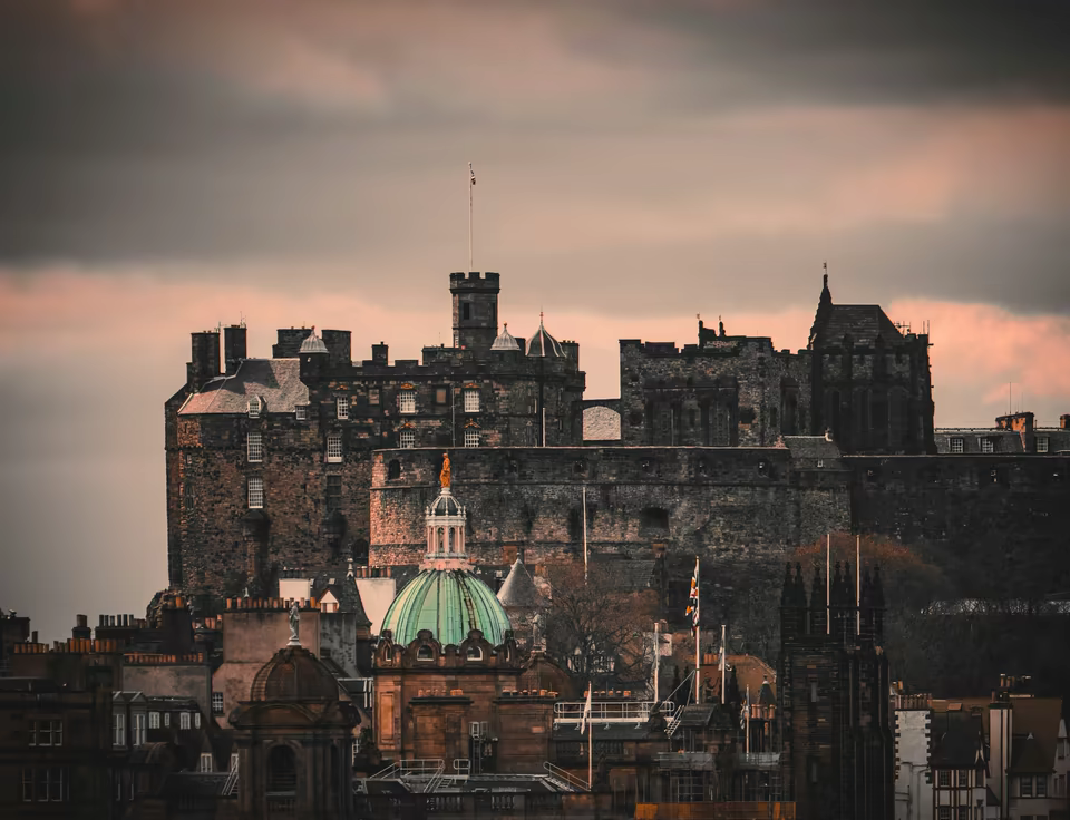 Silueta del Castillo de Edimburgo al atardecer
