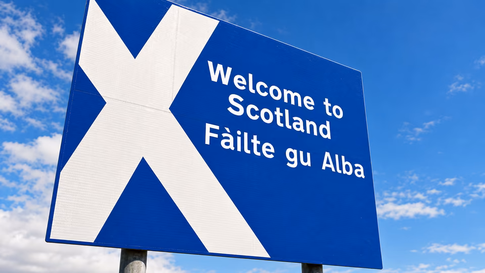 Cartel de bienvenida a Escocia en varios idiomas oficiales