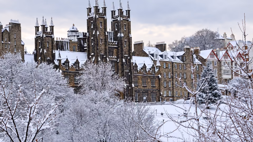 Vista del Mound de Edimburgo nevado