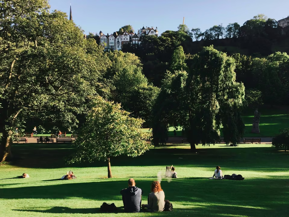 Jardines de Princes Street con el Castillo de Edimburgo al fondo