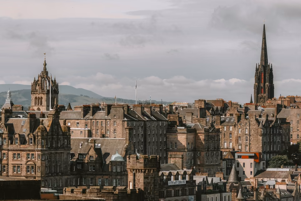 Street performers on the Royal Mile