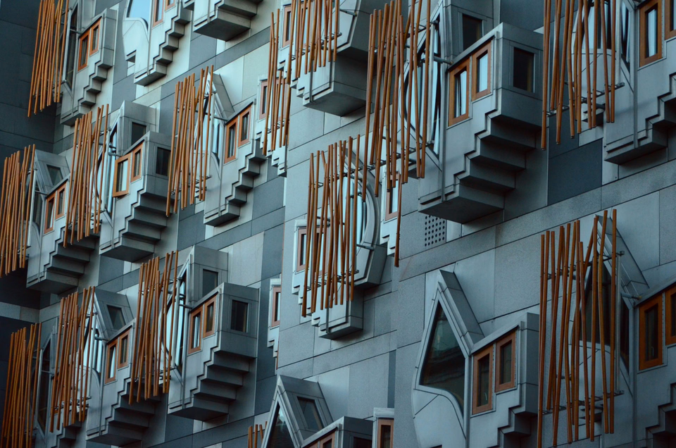 Vigas en el salón de plenos del Parlamento de Escocia