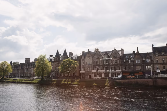 Edificios de Inverness junto al río Ness