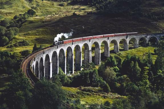 Tren de vapor cruzando el viaducto de Glenfinnan