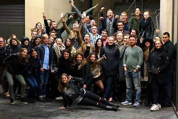 Gran grupo celebrando en un pub crawl privado