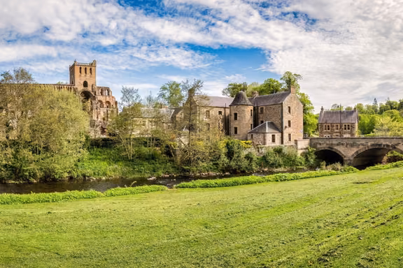 La abadía de Jedburgh y la ribera del río en los Borders escoceses