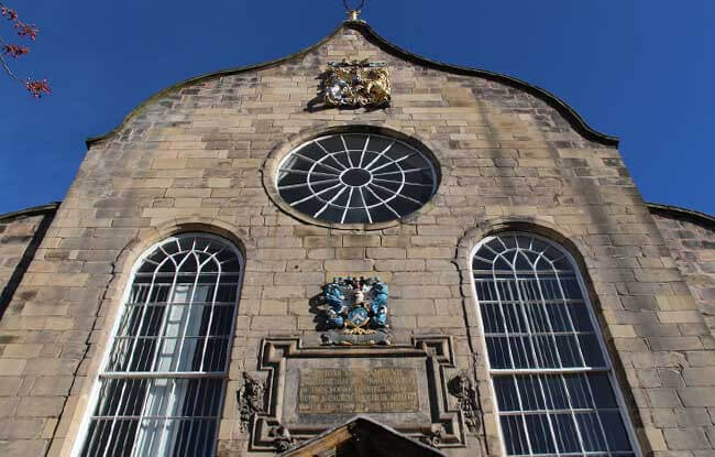 Iglesia de Canongate Kirk en la Royal Mile de Edimburgo