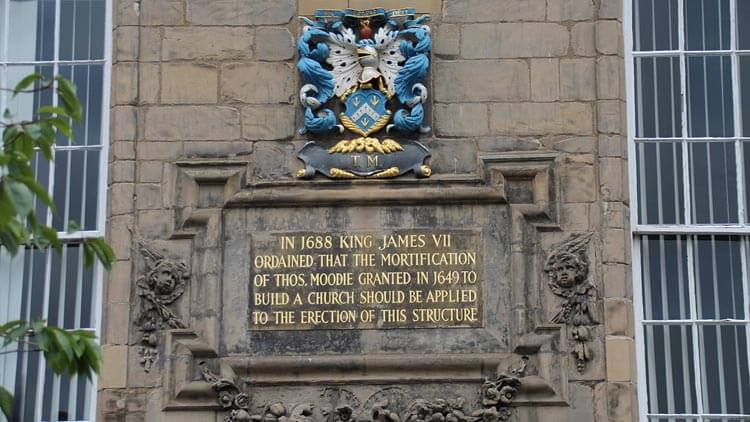 Placa sobre la construcción de la Iglesia de Canongate