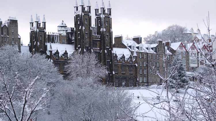 Vista del Mound de Edimburgo nevado