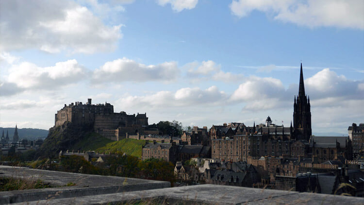 Vista del Castillo de Edimburgo desde la terraza del Museo Nacional de Escocia