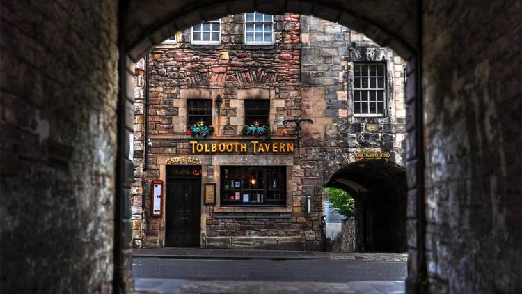 Vista exterior del Tolbooth de Canongate