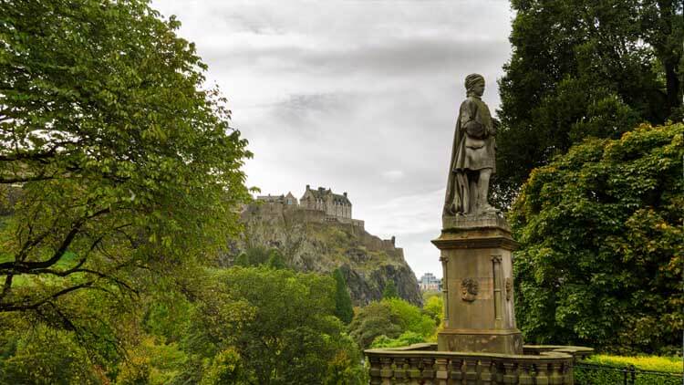 Jardines de Princes Street con el Castillo de Edimburgo al fondo