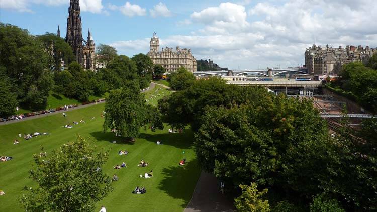 Los Jardines de Princes Street en un día de sol