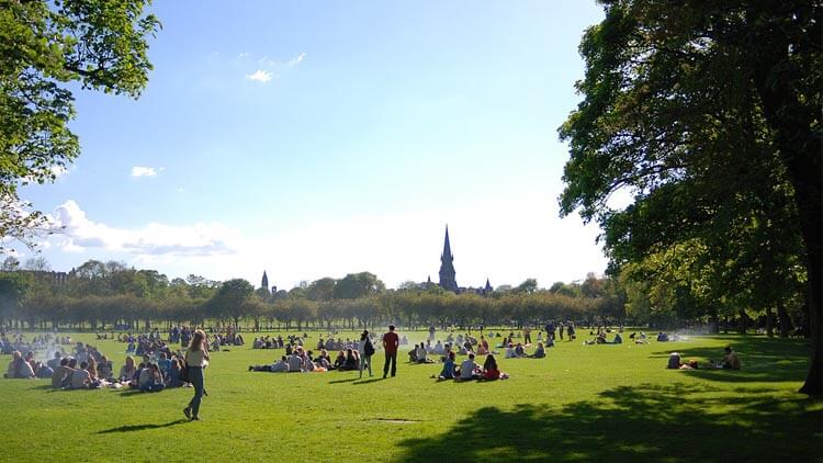 Gente tomando el sol en The Meadows