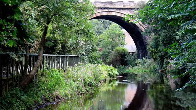 paseo junto al Water of Leith