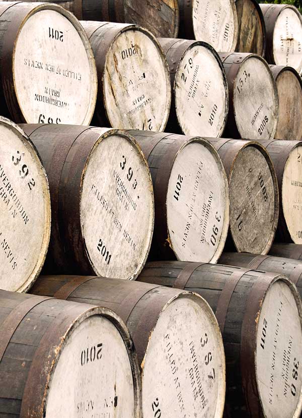 Barriles de whisky de roble escocés