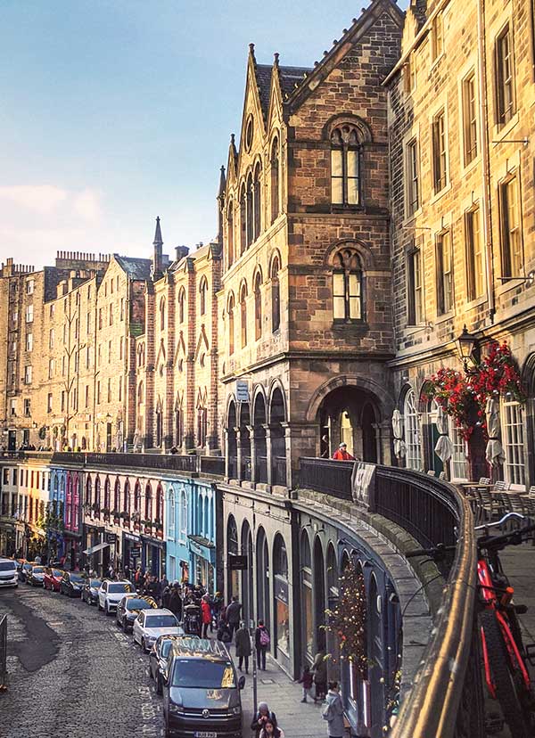 Victoria Street en la Old Town de Edimburgo