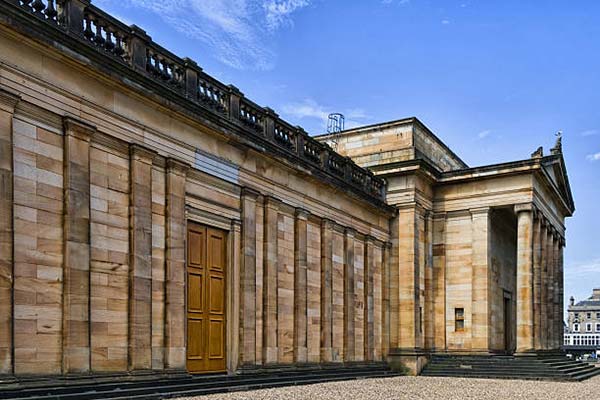 Edificio de la Galería Nacional de Escocia en The Mound con Princes Street, Edimburgo